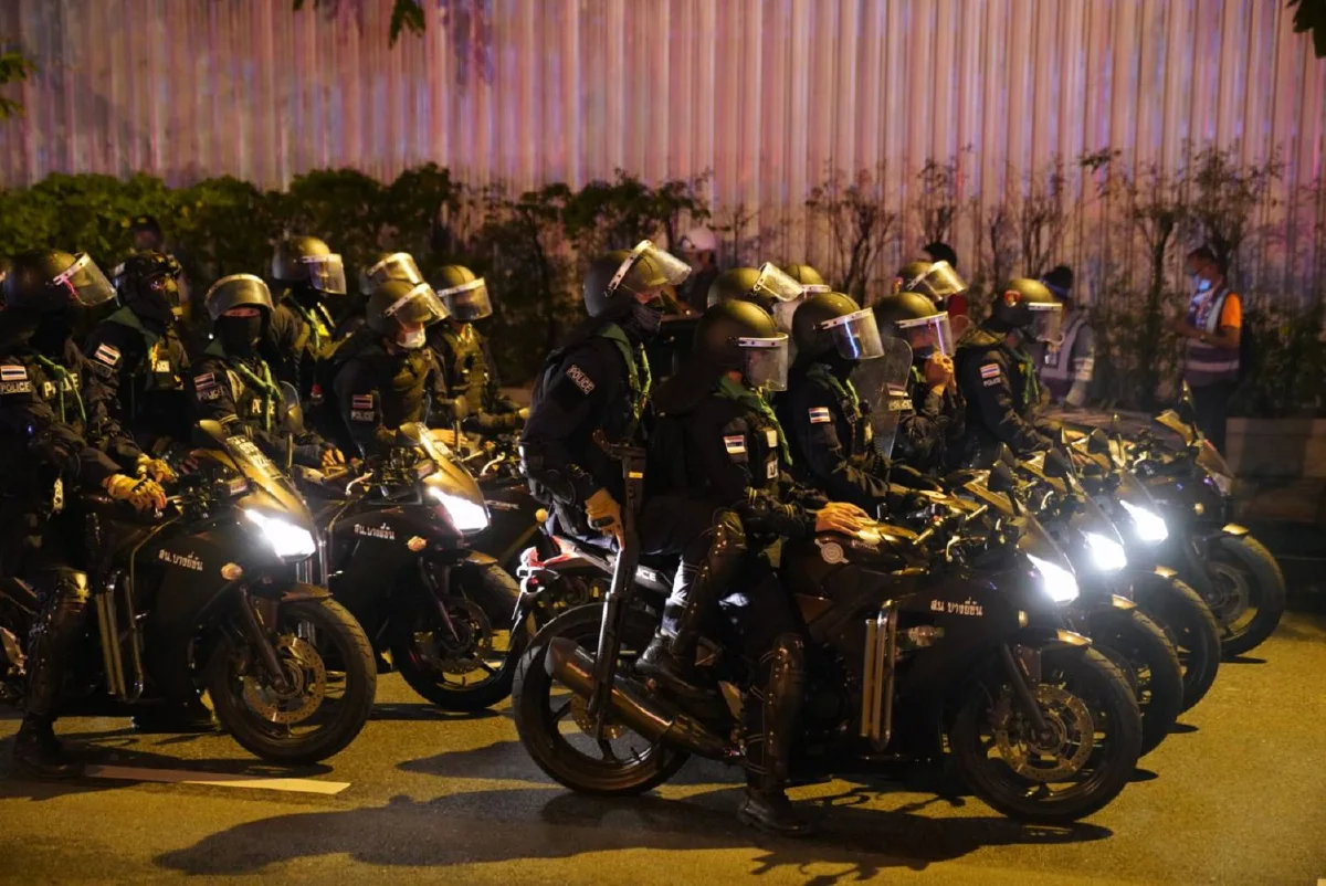 ม็อบเผาป้อมตำรวจแยกยางเลิ้ง คฝ.คุมพื้นที่ได้แล้ว