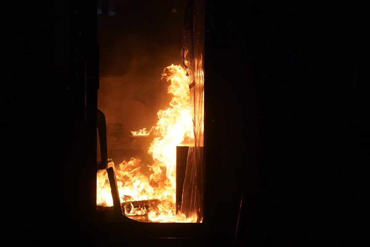 ม็อบเผาป้อมตำรวจแยกยางเลิ้ง คฝ.คุมพื้นที่ได้แล้ว