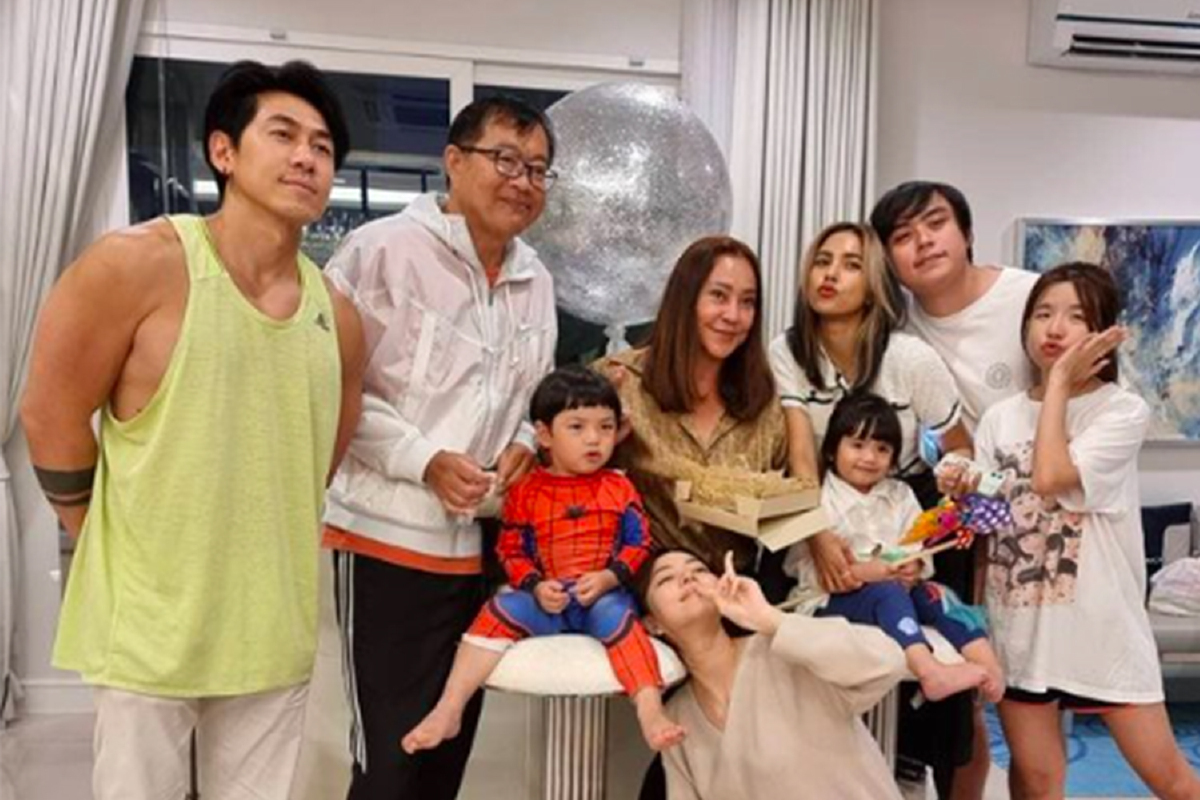 ครอบครัวสุขสันต์! “เพชรจ้า” ร่วมเฟรมบ้าน “นิวเคลียร์” ฉลองวันเกิดคุณแม่ ครอบครัวสุขสันต์! “เพชรจ้า” ร่วมเฟรมบ้าน “นิวเคลียร์” ฉลองวันเกิดคุณแม่