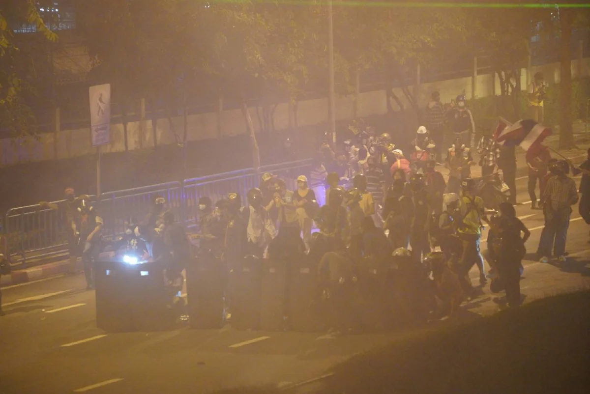 นางเลิ้งเดือด! มวลชนปะทะคฝ. พลุ-ประทัด-แก๊สน้ำตาว่อน