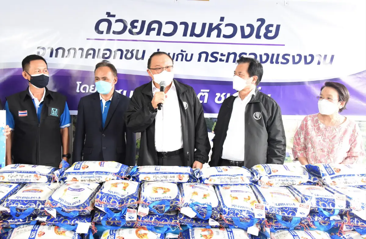 ก.แรงงาน ลงพื้นที่ช่วยเหลือชาวแฟลตดินแดงที่ถูกผลกระทบโควิด