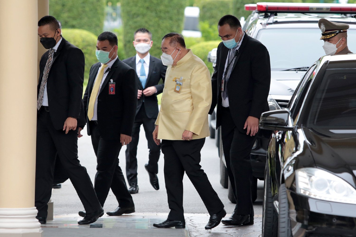 ประวิตรสั่งตรวจเข้มชายแดนเมียนมาป้องกันลอบค้าอาวุธ ประวิตรสั่งตรวจเข้มชายแดนเมียนมาป้องกันลอบค้าอาวุธ