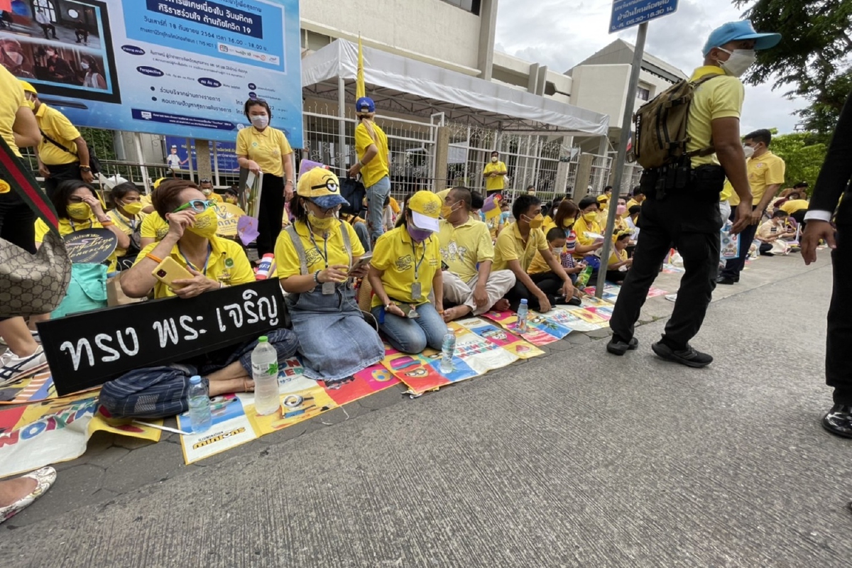 ประชาชนรอเฝ้ารับเสด็จวางพวงมาลาวันมหิดล ประชาชนรอเฝ้ารับเสด็จวางพวงมาลาวันมหิดล