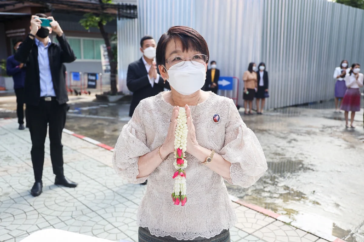 รมว.สุชาติ สักการะสิ่งศักดิ์สิทธิ์ พร้อมมอบของที่ระลึกผู้เกษียณฯ 