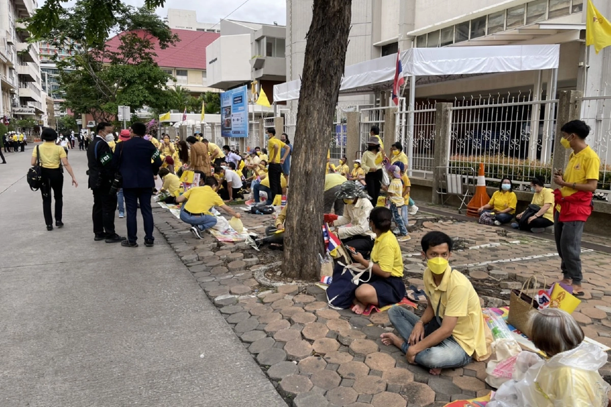 ประชาชนรอเฝ้ารับเสด็จวางพวงมาลาวันมหิดล