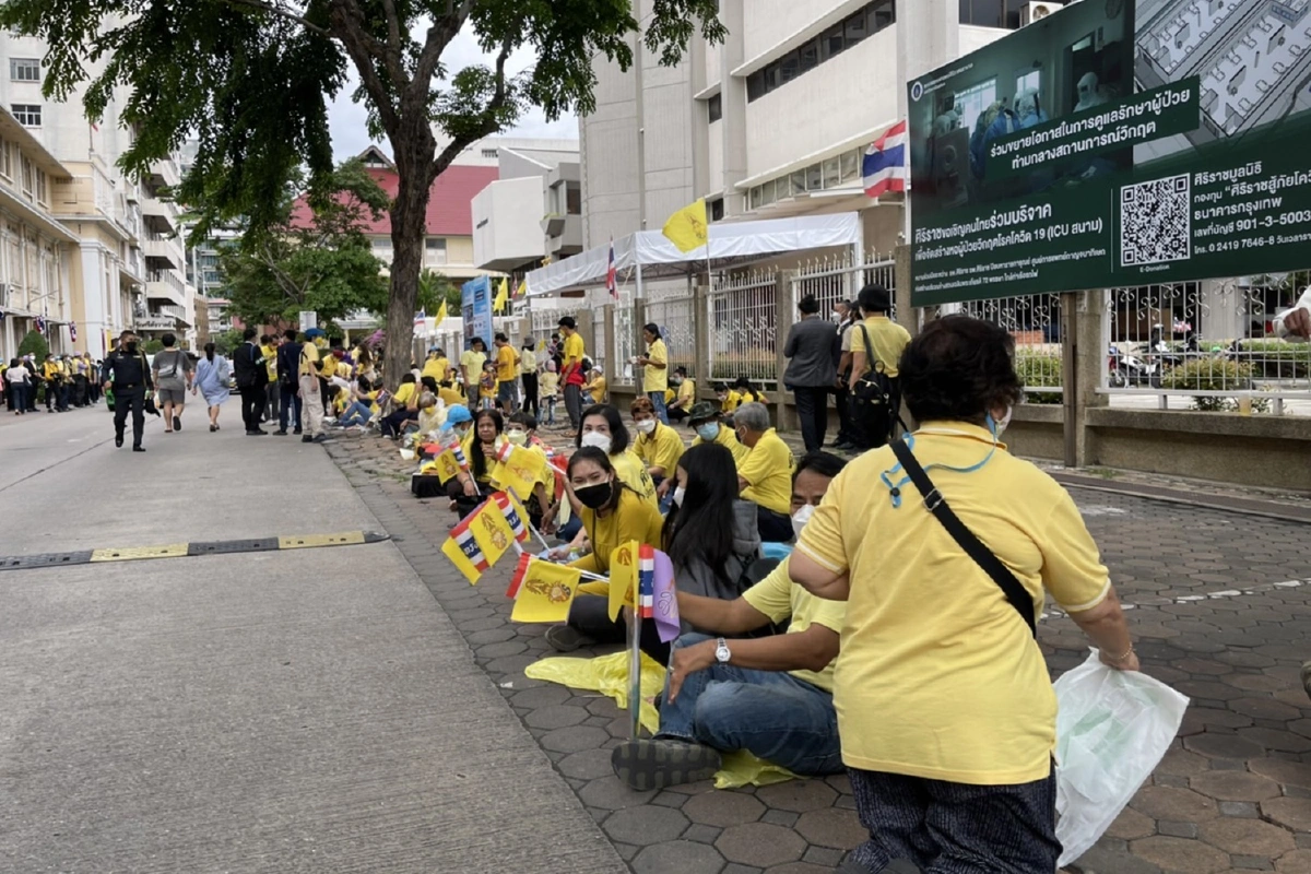 ประชาชนรอเฝ้ารับเสด็จวางพวงมาลาวันมหิดล