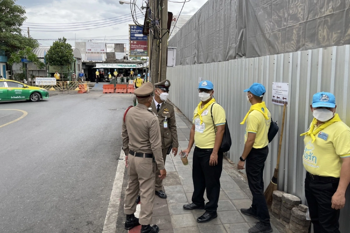 ประชาชนรอเฝ้ารับเสด็จวางพวงมาลาวันมหิดล