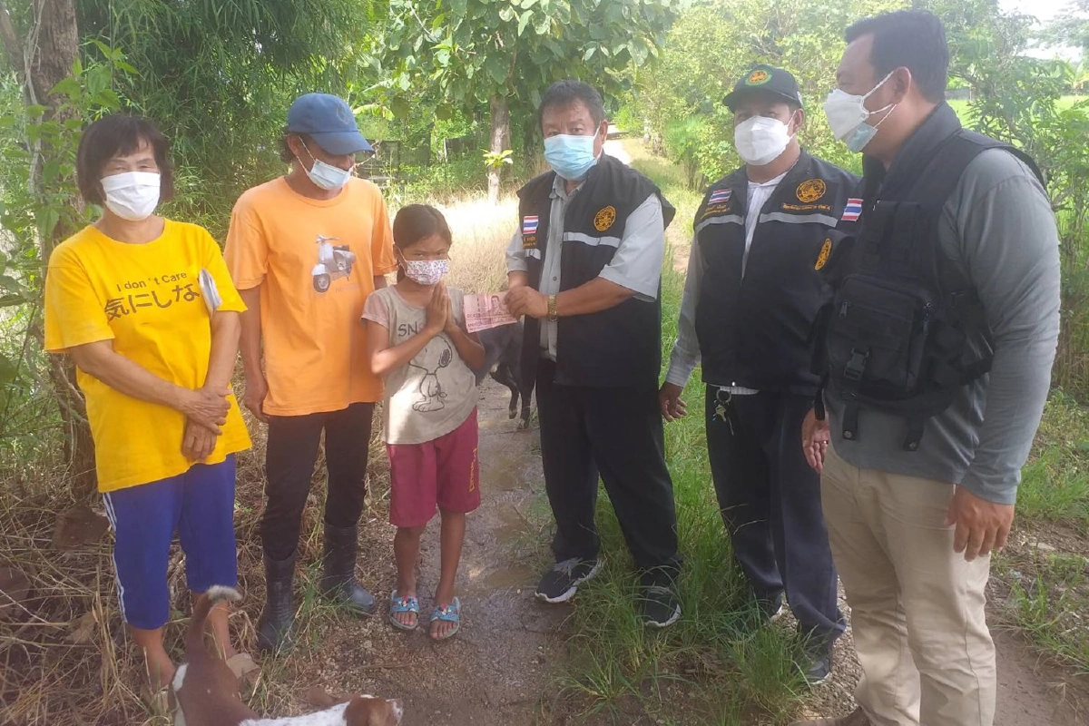 พ่อปลูกกระต็อบกลางทุ่งอยู่กับลูกสาว9ขวบ ไม่ได้เรียนหนังสือ ขอสังคมช่วยเหลือ