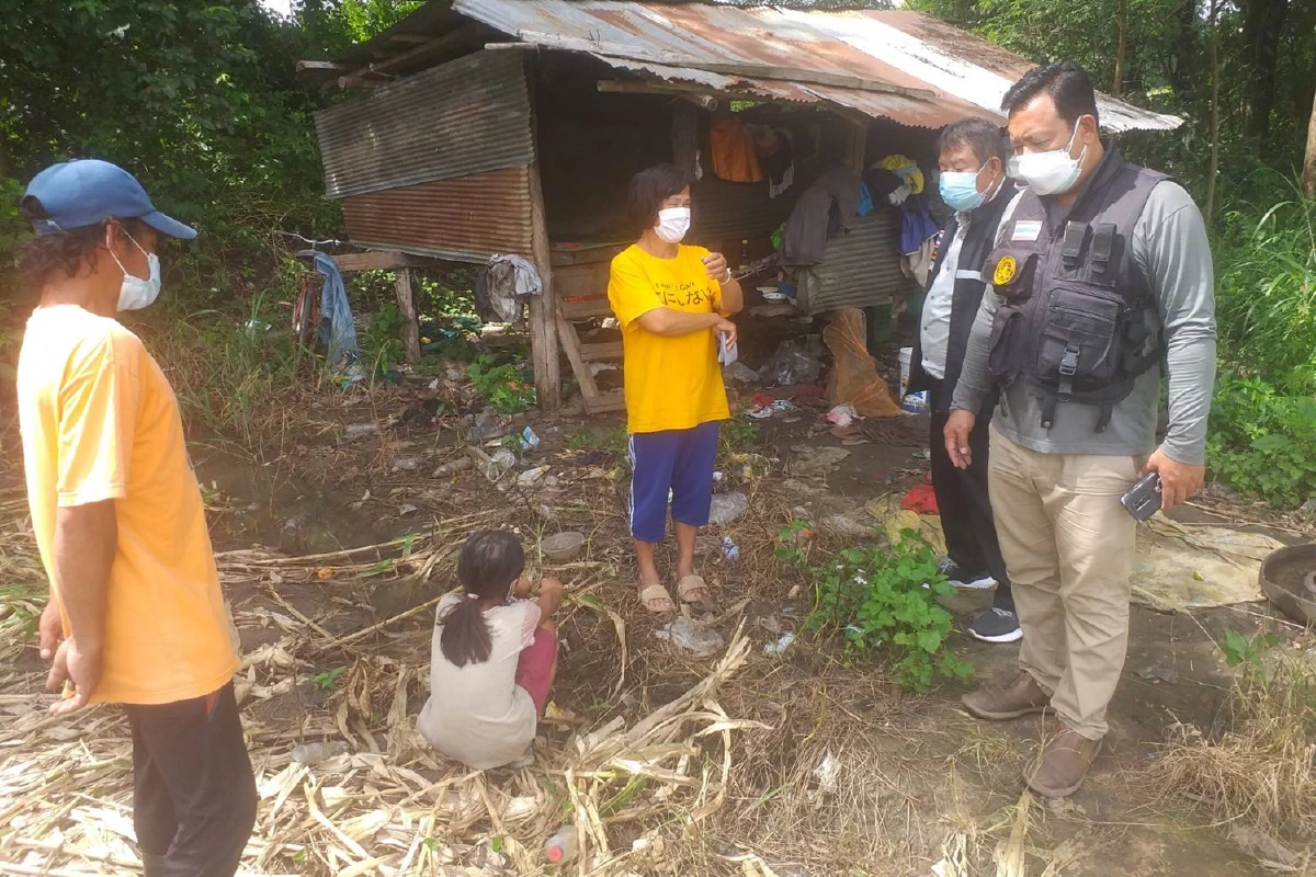 พ่อปลูกกระต็อบกลางทุ่งอยู่กับลูกสาว9ขวบ ไม่ได้เรียนหนังสือ ขอสังคมช่วยเหลือ