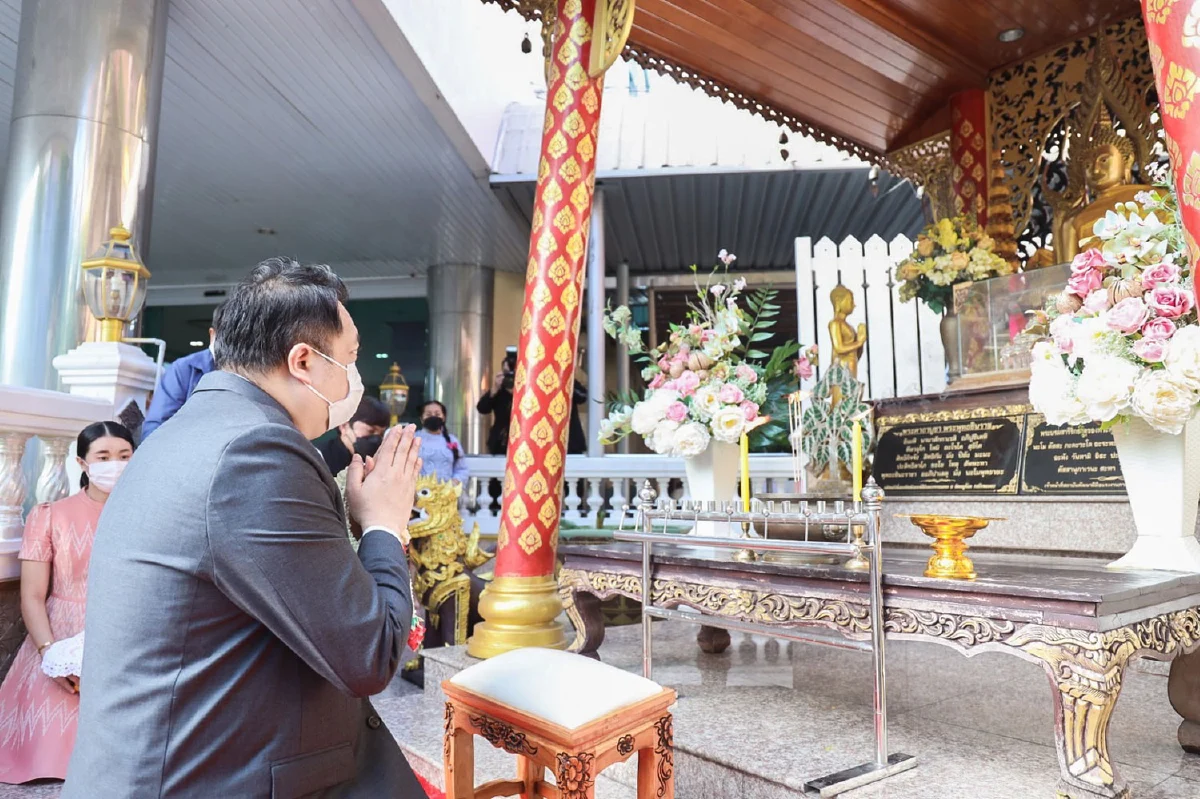 รมว.สุชาติ สักการะสิ่งศักดิ์สิทธิ์ พร้อมมอบของที่ระลึกผู้เกษียณฯ 