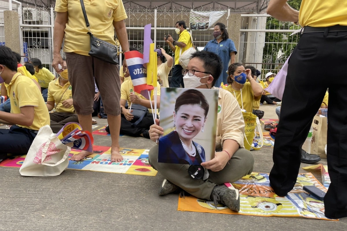 ประชาชนรอเฝ้ารับเสด็จวางพวงมาลาวันมหิดล