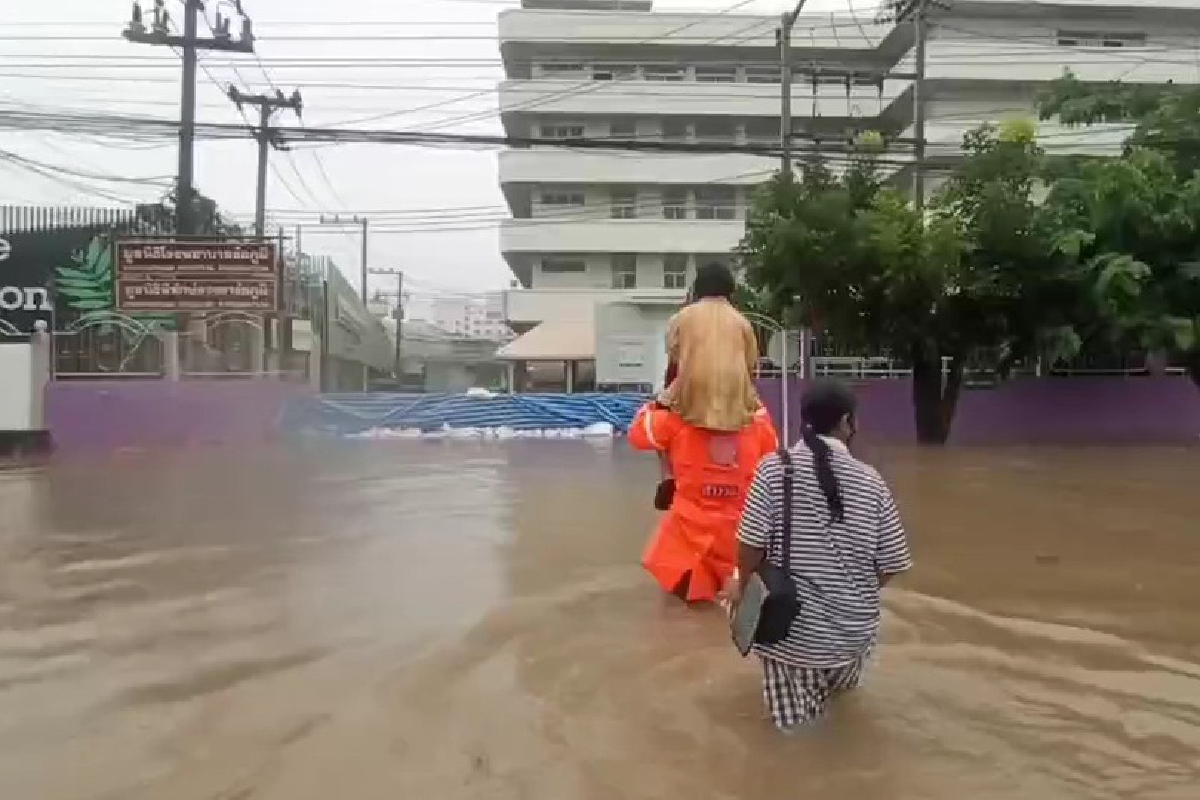 ดาบตำรวจแบกยายแขนหักขี่คอลุยน้ำท่วมส่งรพ. ดาบตำรวจแบกยายแขนหักขี่คอลุยน้ำท่วมส่งรพ.
