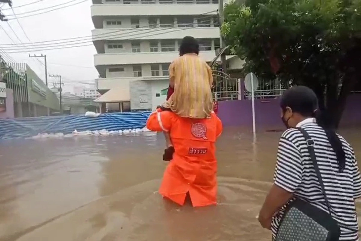ดาบตำรวจแบกยายแขนหักขี่คอลุยน้ำท่วมส่งรพ.