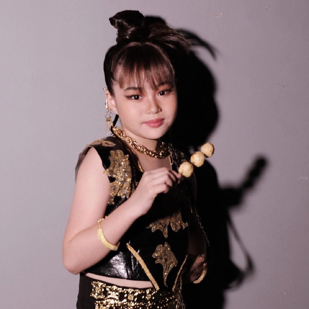  “น้องณิริน” สุดปัง! โคฟเวอร์ลุค “ลิซ่า BLACKPINK” มีความพีคโปรโมตลูกชิ้นยืนกินด้วย