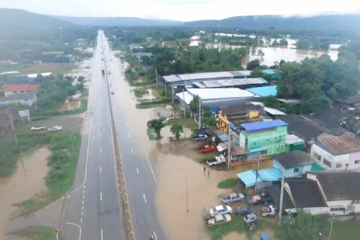 น้ำท่วมถนนสายพิษณุโลก-หล่มสัก และบ้านหลายตำบลของอำเภอวังทอง