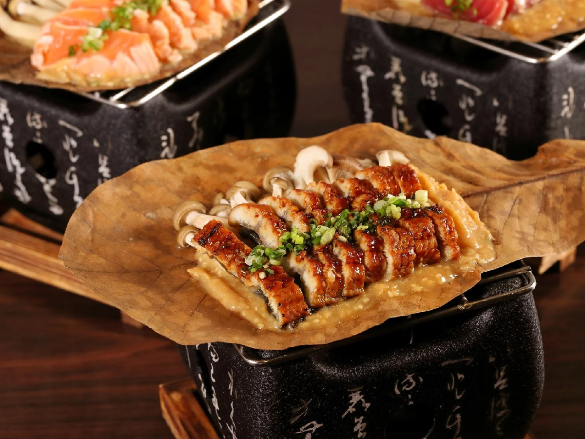 ลิ้มลองเมนูแซลมอนและอาหารทะเลย่างใบโฮบะสไตล์ญี่ปุ่นต้นตำรับ