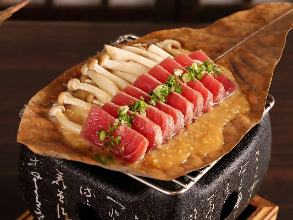 ลิ้มลองเมนูแซลมอนและอาหารทะเลย่างใบโฮบะสไตล์ญี่ปุ่นต้นตำรับ