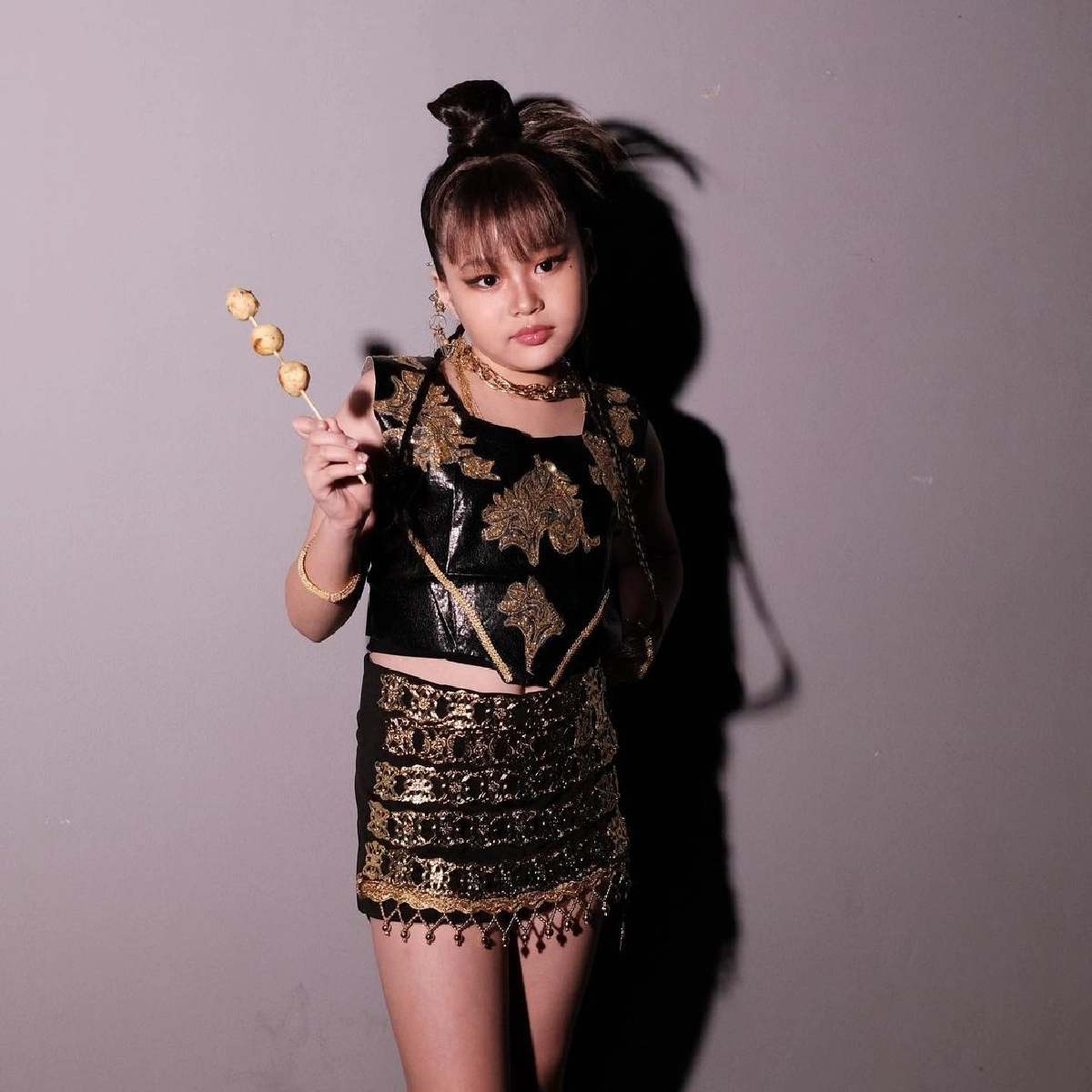  “น้องณิริน” สุดปัง! โคฟเวอร์ลุค “ลิซ่า BLACKPINK” มีความพีคโปรโมตลูกชิ้นยืนกินด้วย