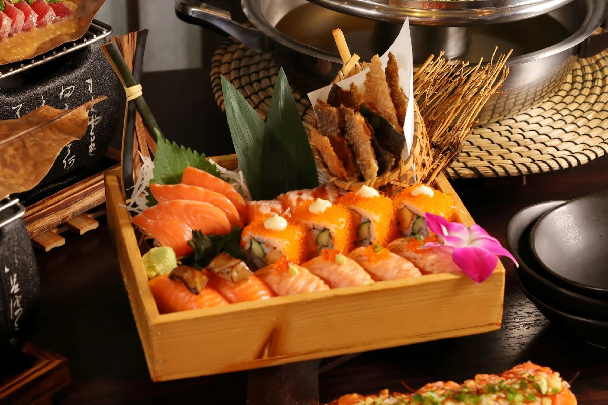 ลิ้มลองเมนูแซลมอนและอาหารทะเลย่างใบโฮบะสไตล์ญี่ปุ่นต้นตำรับ