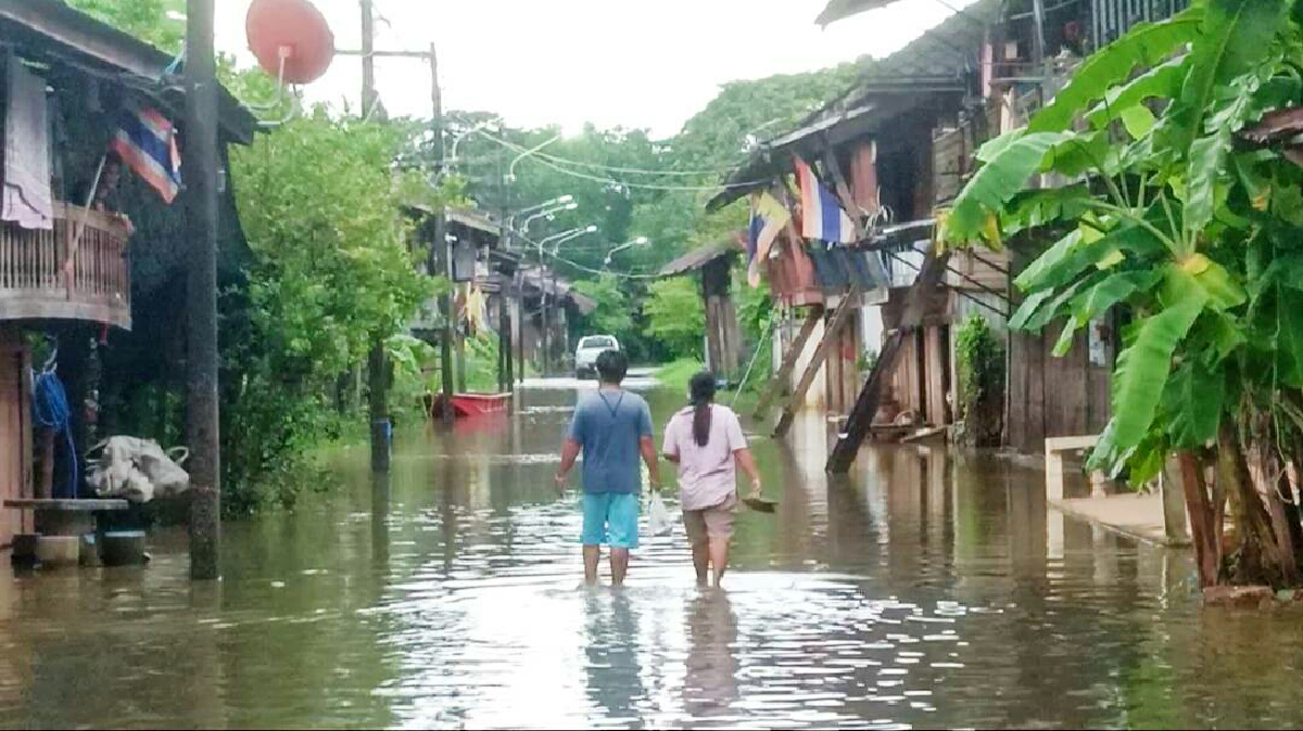 แม่น้ำปราจีนบุรีล้นเอ่อท่วมชุมชนตลาดเก่า 100 ปีเทศบาลตำบลกบินทร์แล้ว