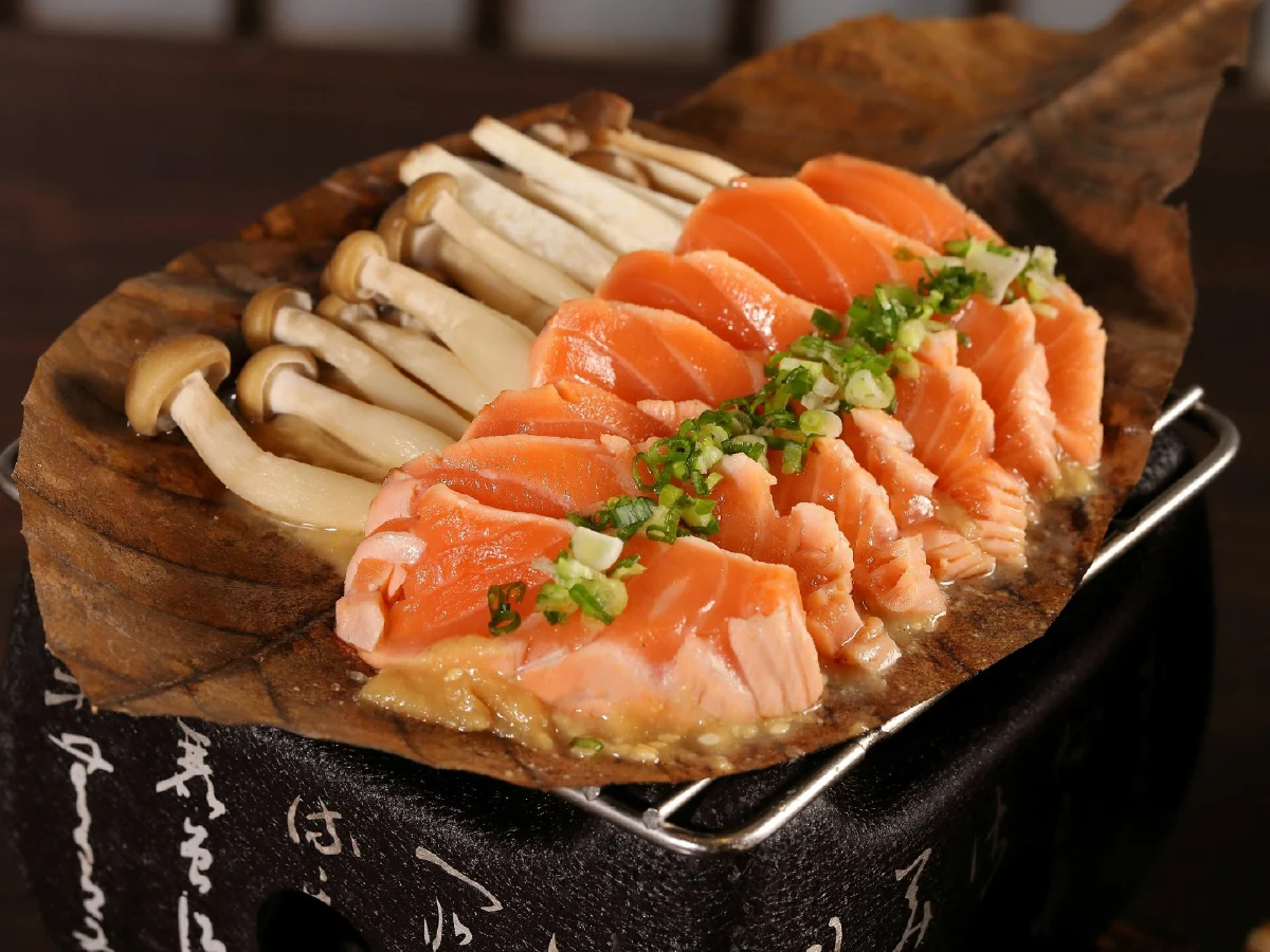 ลิ้มลองเมนูแซลมอนและอาหารทะเลย่างใบโฮบะสไตล์ญี่ปุ่นต้นตำรับ