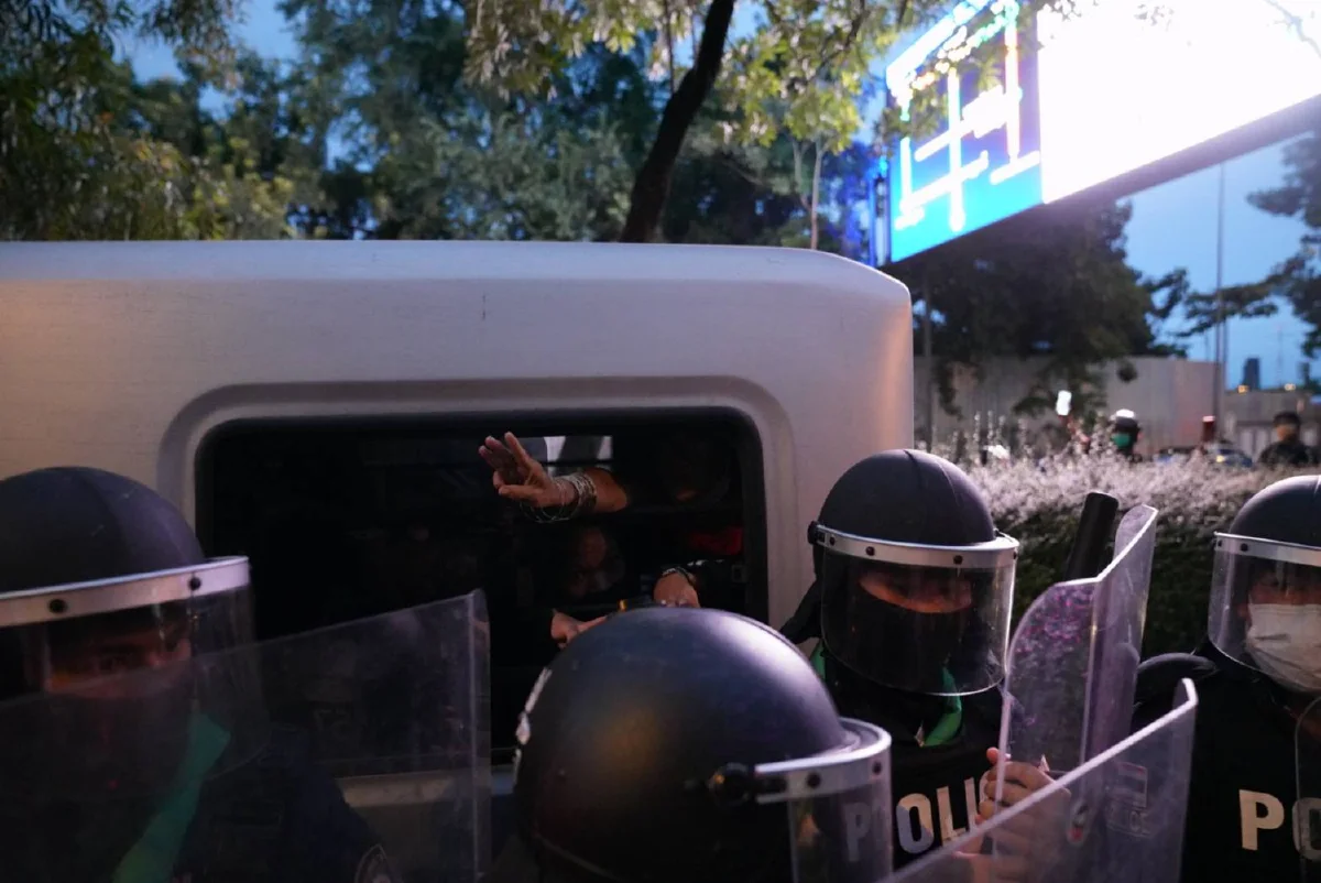 ม็อบทะลุฟ้ายิงพลุ-จรวดขวดน้ำปะทะคฝ. ถูกจับหลายราย