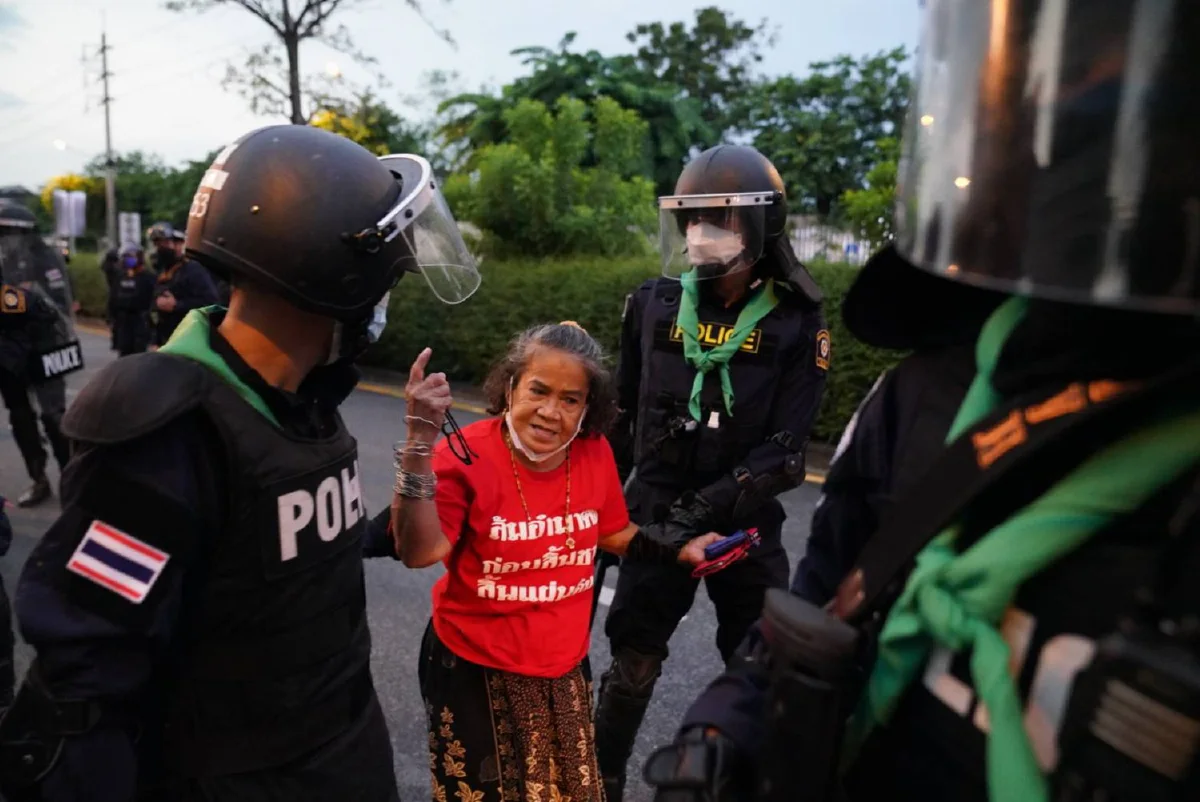 ม็อบทะลุฟ้ายิงพลุ-จรวดขวดน้ำปะทะคฝ. ถูกจับหลายราย