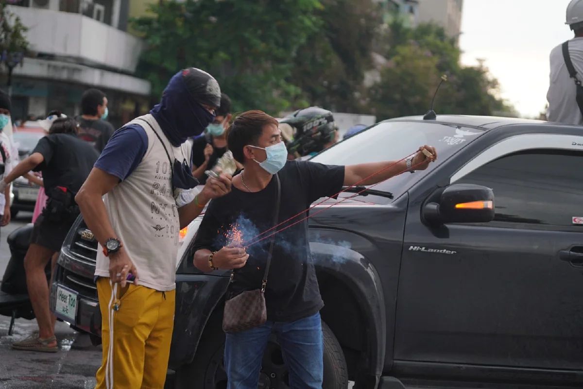 ม็อบทะลุฟ้ายิงพลุ-จรวดขวดน้ำปะทะคฝ. ถูกจับหลายราย