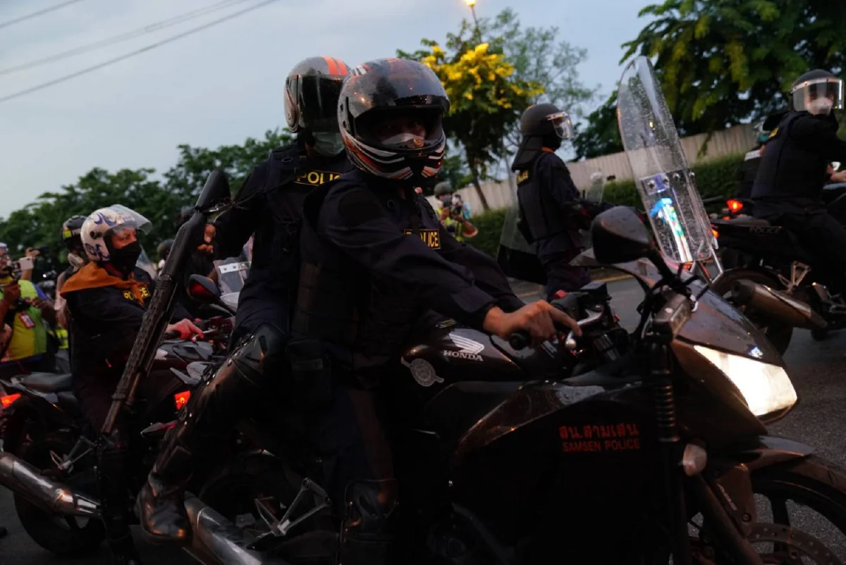 ม็อบทะลุฟ้ายิงพลุ-จรวดขวดน้ำปะทะคฝ. ถูกจับหลายราย