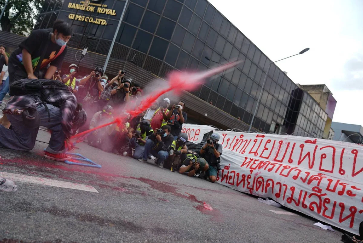 ม็อบทะลุฟ้ายิงพลุ-จรวดขวดน้ำปะทะคฝ. ถูกจับหลายราย