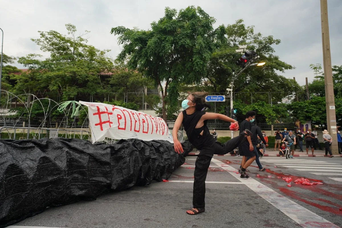 ม็อบทะลุฟ้ายิงพลุ-จรวดขวดน้ำปะทะคฝ. ถูกจับหลายราย