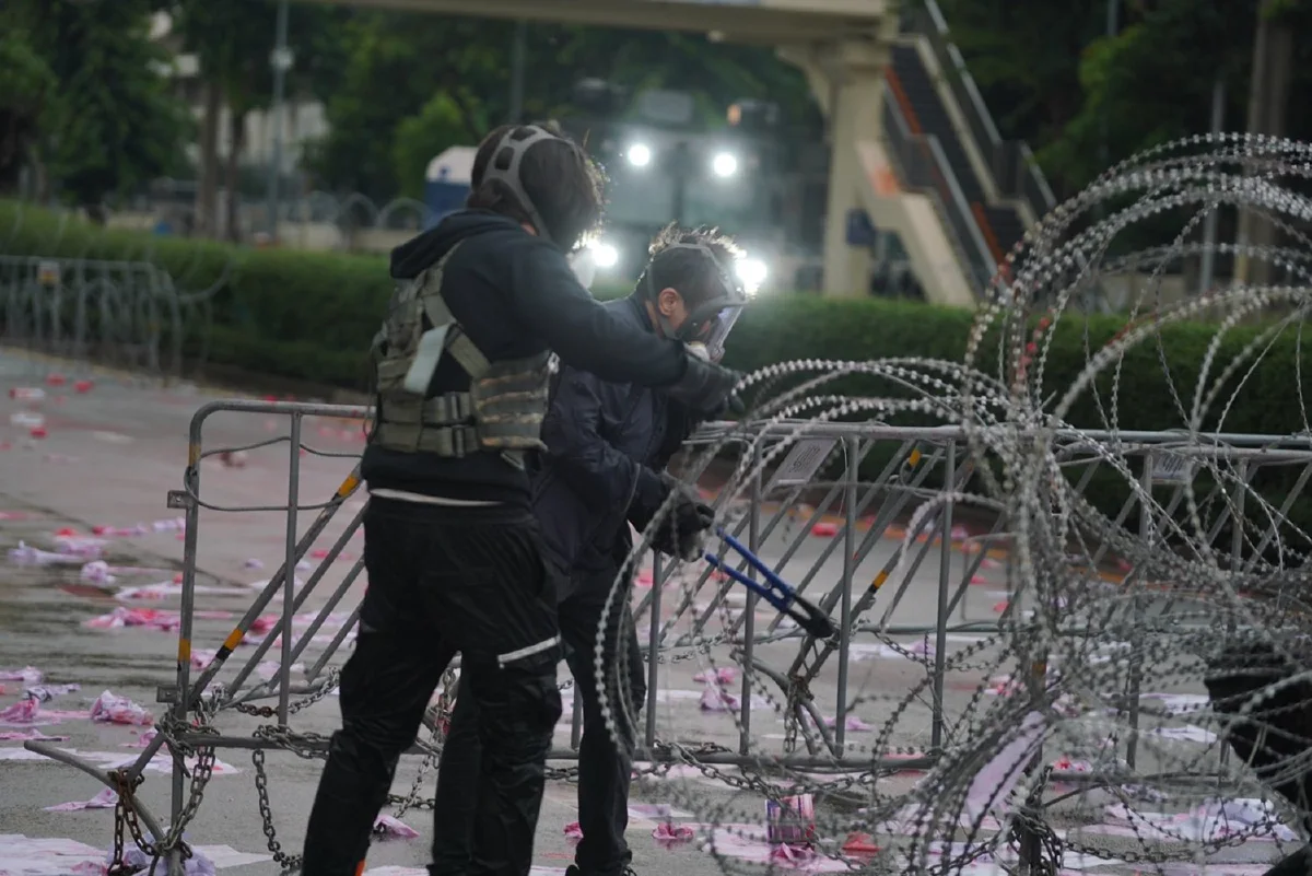 ม็อบทะลุฟ้ายิงพลุ-จรวดขวดน้ำปะทะคฝ. ถูกจับหลายราย