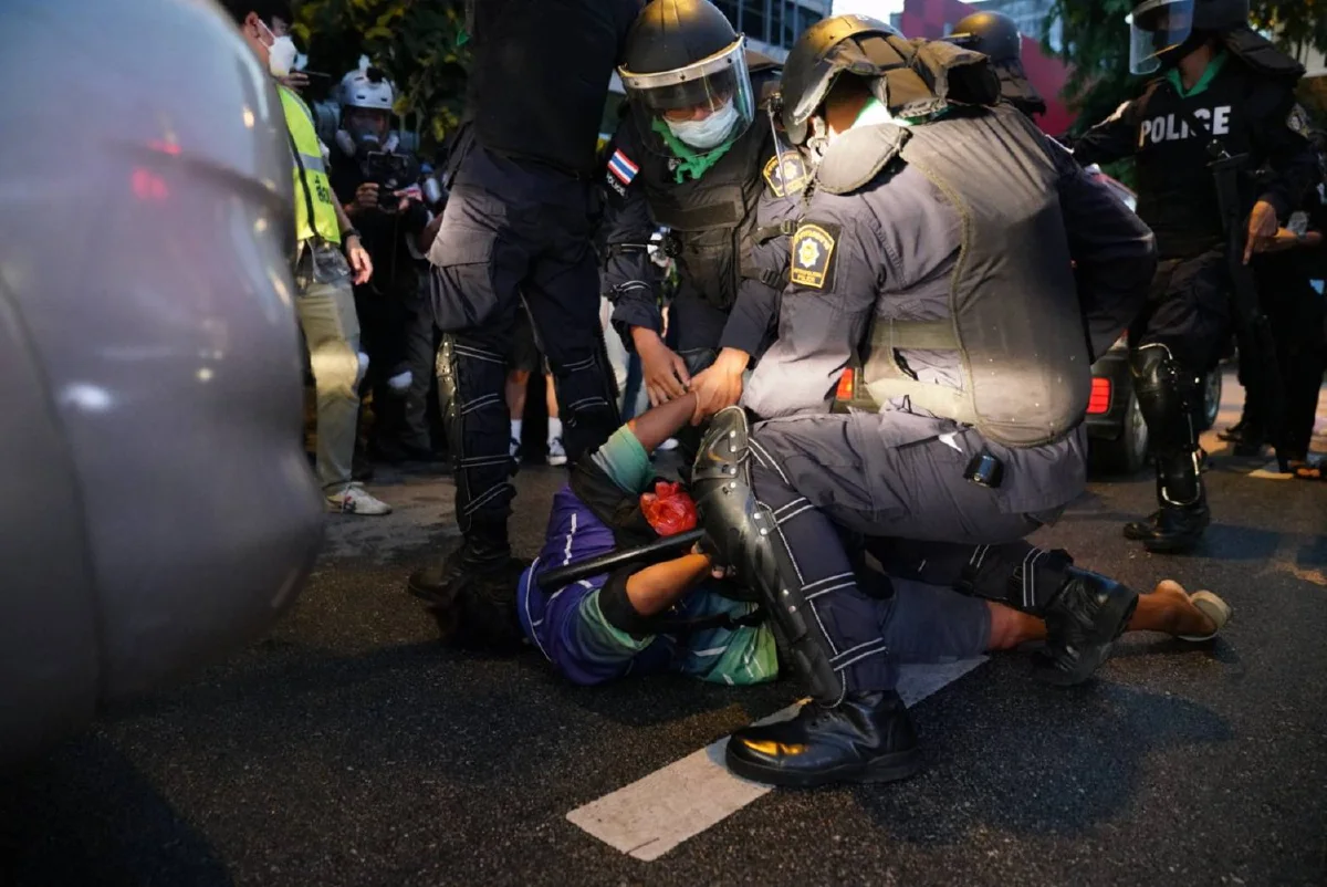 ม็อบทะลุฟ้ายิงพลุ-จรวดขวดน้ำปะทะคฝ. ถูกจับหลายราย