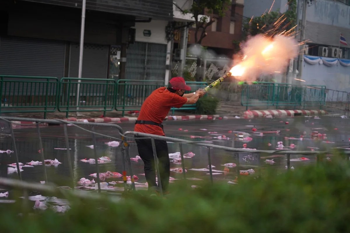 ม็อบทะลุฟ้ายิงพลุ-จรวดขวดน้ำปะทะคฝ. ถูกจับหลายราย