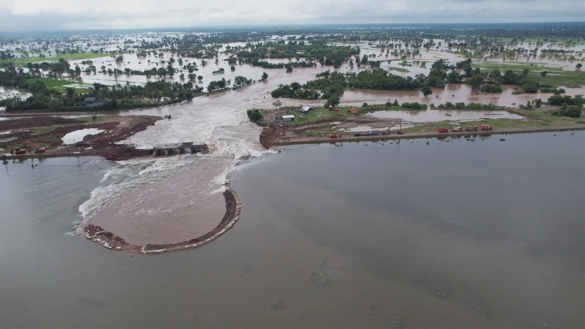 เปิดภาพล่าสุดอ่างเก็บน้ำลำเชียงไกรพังน้ำท่วมเป็นวงกว้างแล้ว