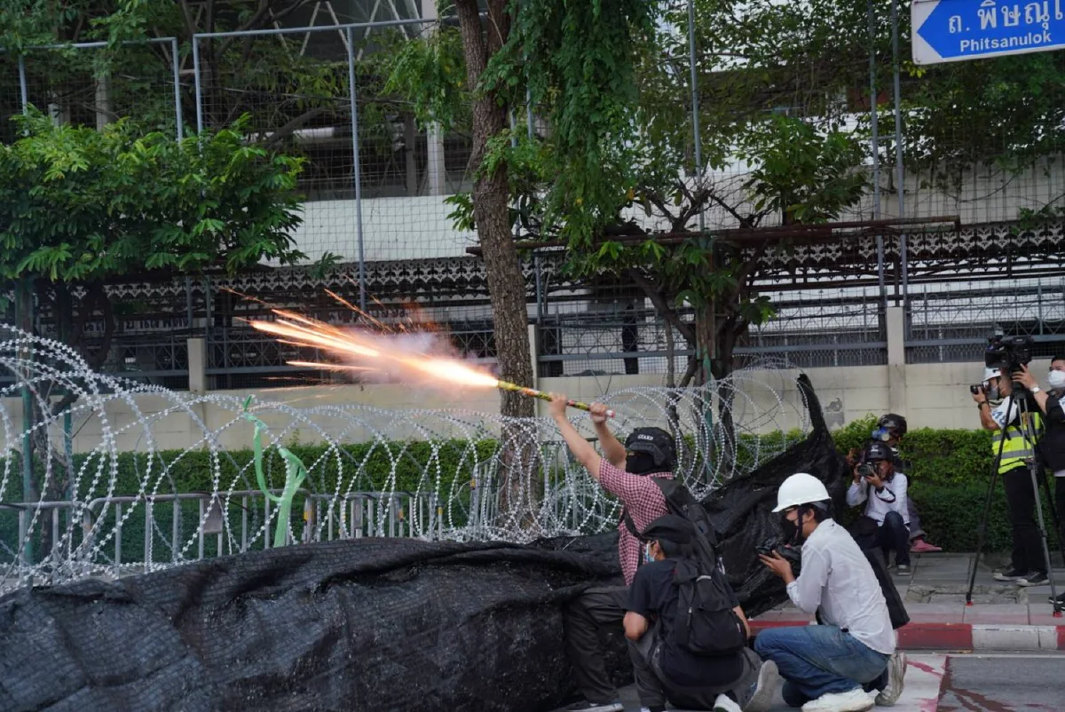 ม็อบทะลุฟ้ายิงพลุ-จรวดขวดน้ำปะทะคฝ. ถูกจับหลายราย