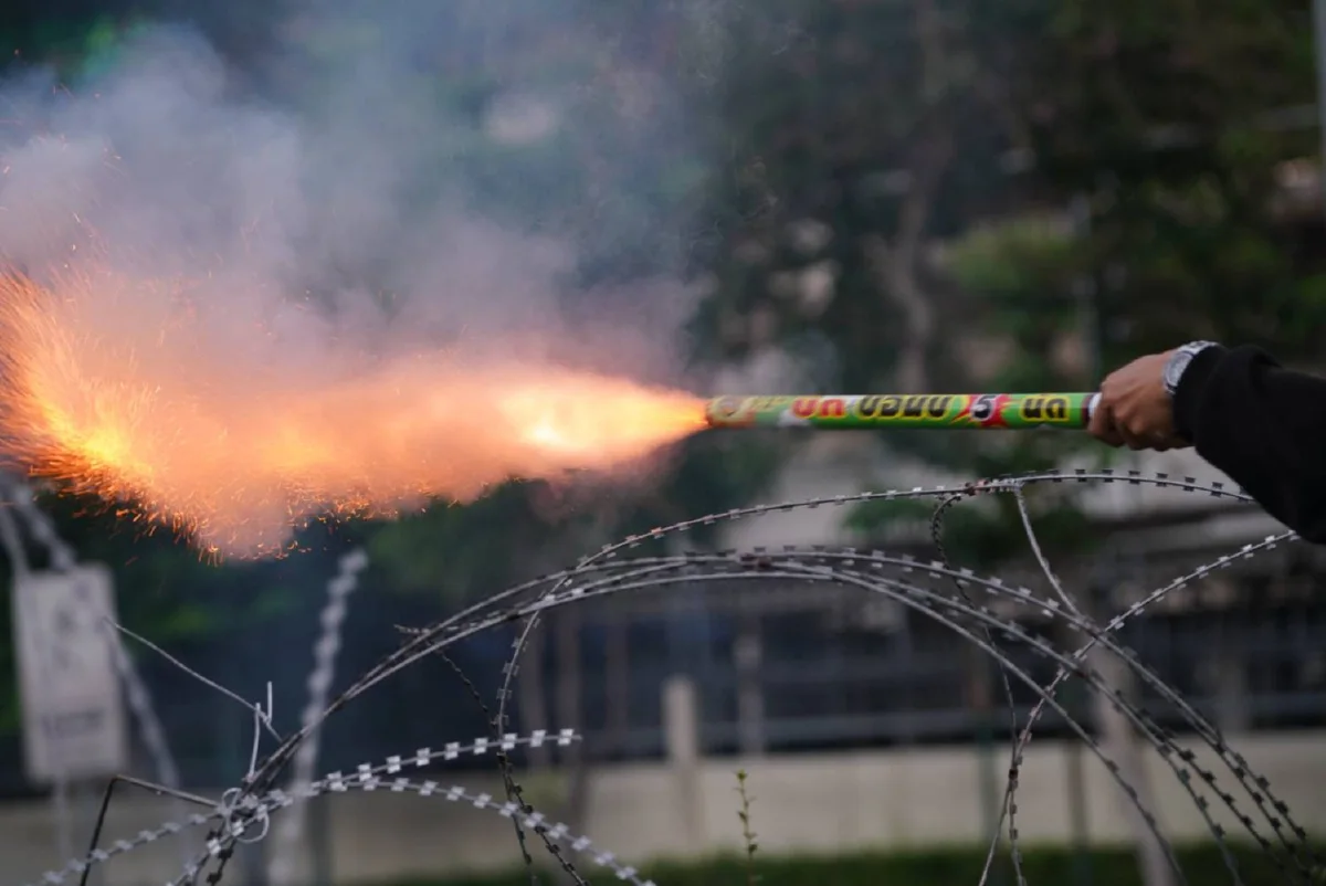 ม็อบทะลุฟ้ายิงพลุ-จรวดขวดน้ำปะทะคฝ. ถูกจับหลายราย