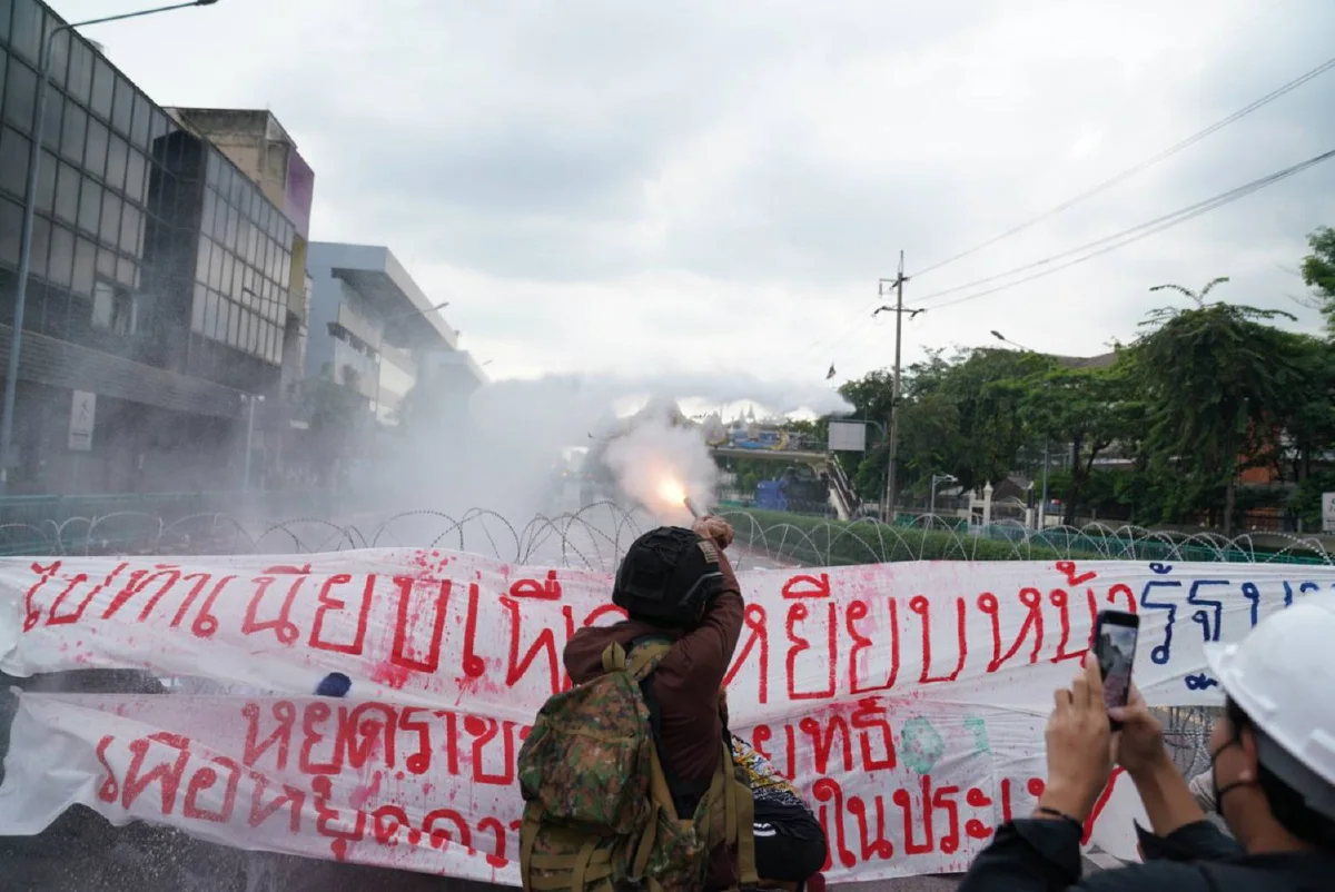 ม็อบทะลุฟ้ายิงพลุ-จรวดขวดน้ำปะทะคฝ. ถูกจับหลายราย