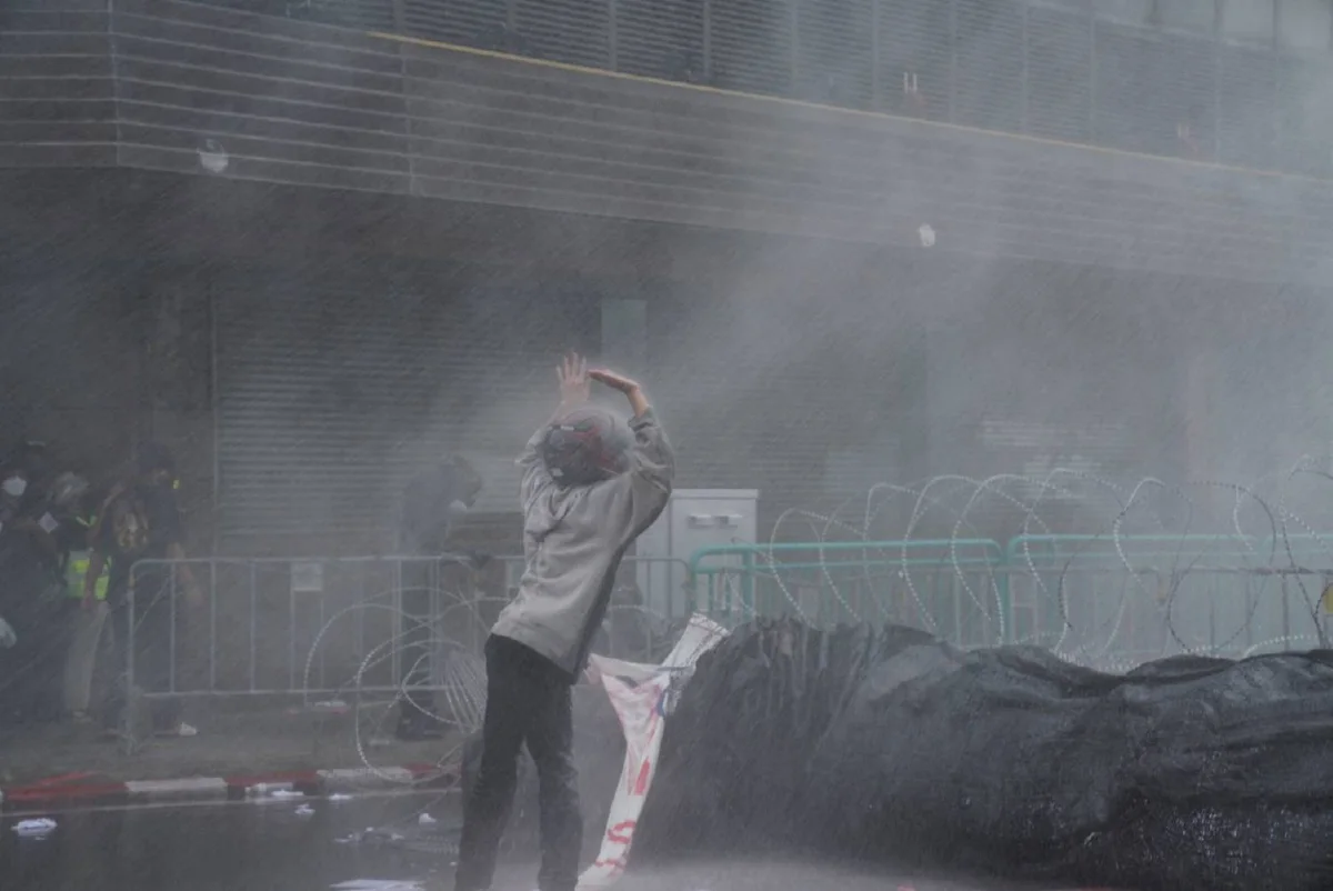 ม็อบทะลุฟ้ายิงพลุ-จรวดขวดน้ำปะทะคฝ. ถูกจับหลายราย