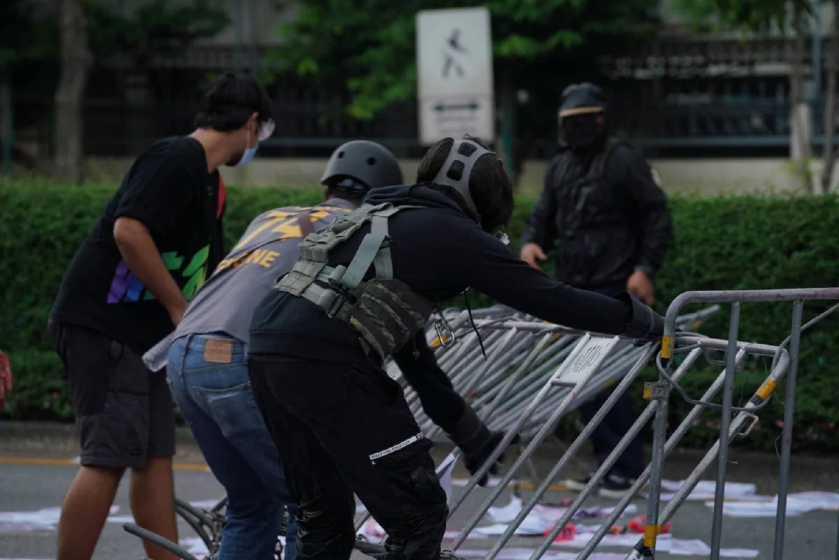 ม็อบทะลุฟ้ายิงพลุ-จรวดขวดน้ำปะทะคฝ. ถูกจับหลายราย