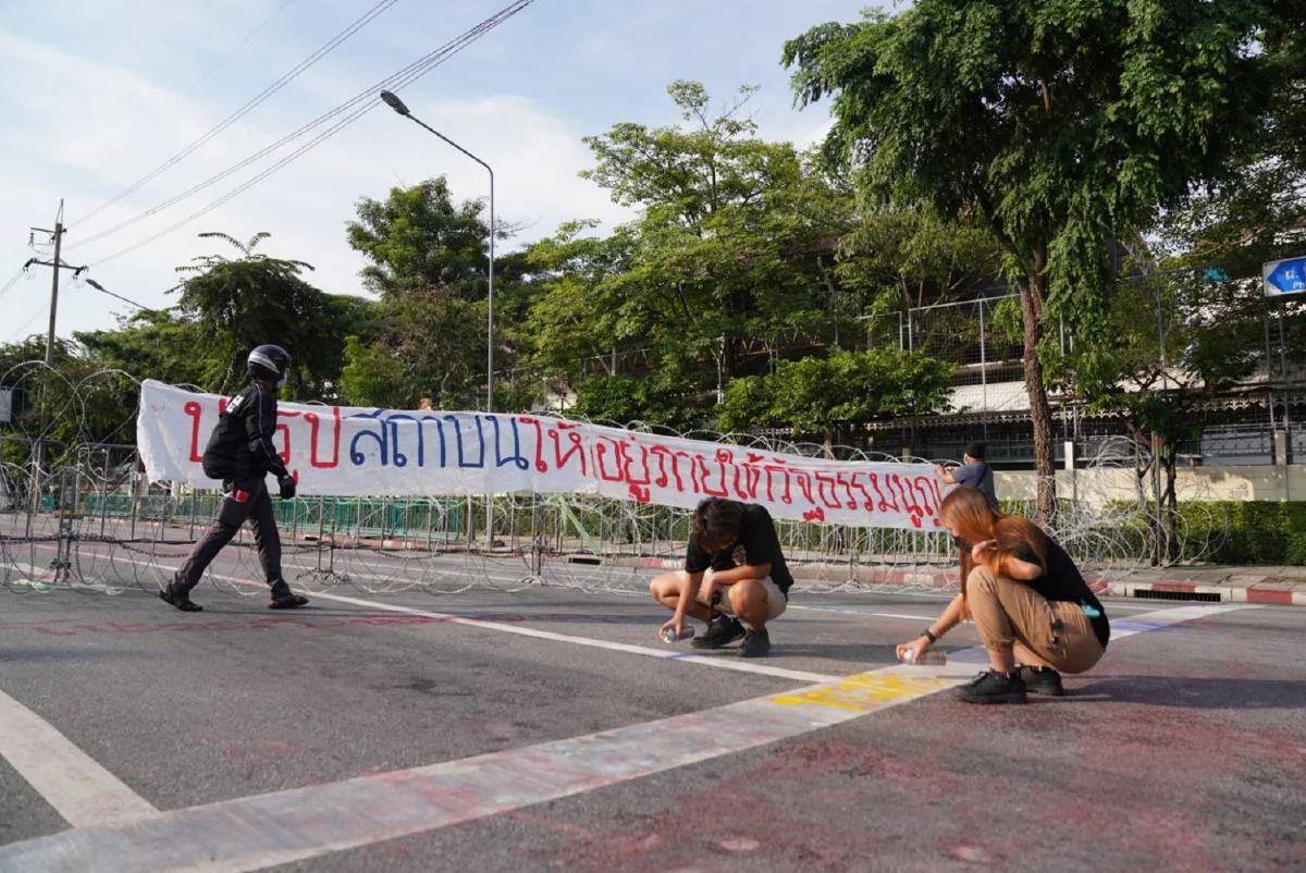 ม็อบทะลุฟ้าชุมนุมแยกนางเลิ้ง ลุยพ่นสีทั้งถนน-ป้าย