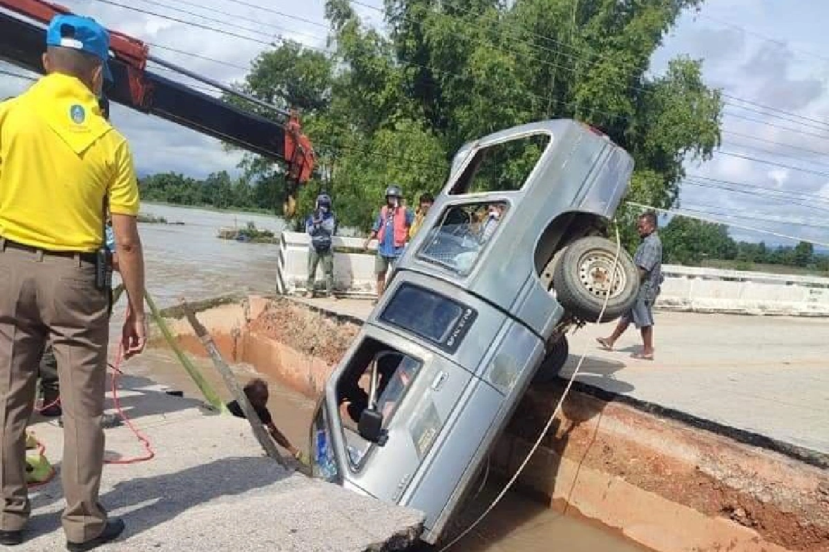 นาทีชีวิต! กระบะทิ่มปักคอสะพานขาด น้ำพัดสาวสูงวัยหายไปกับตา