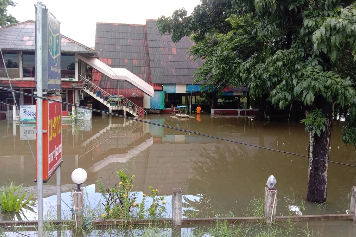 ชาวพิมายก่อทรายป้องกันน้ำจากลำเชียงไกรไหลสมทบ