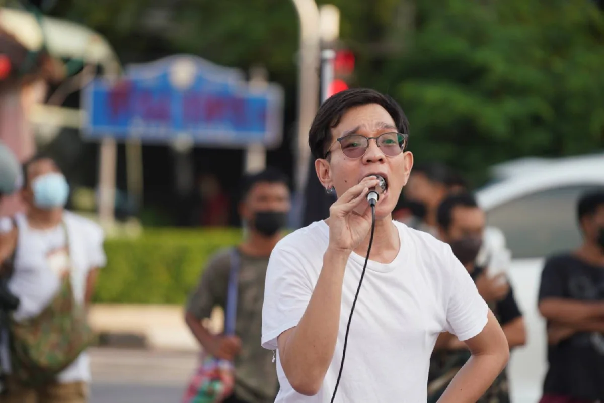ม็อบทะลุฟ้าชุมนุมแยกนางเลิ้ง ลุยพ่นสีทั้งถนน-ป้าย