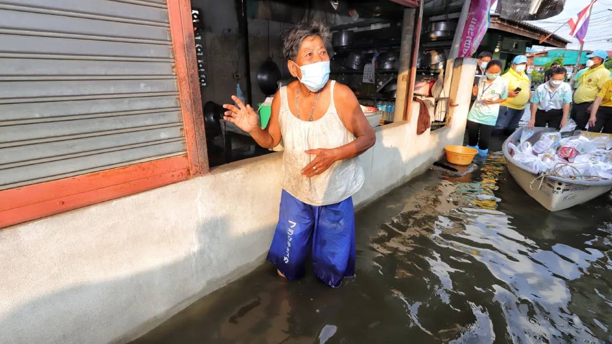 ระทึก!แม่น้ำเจ้าพระยาล้นตลิ่งหลายพื้นที่เมืองปทุมฯเริ่มปริ่มน้ำ