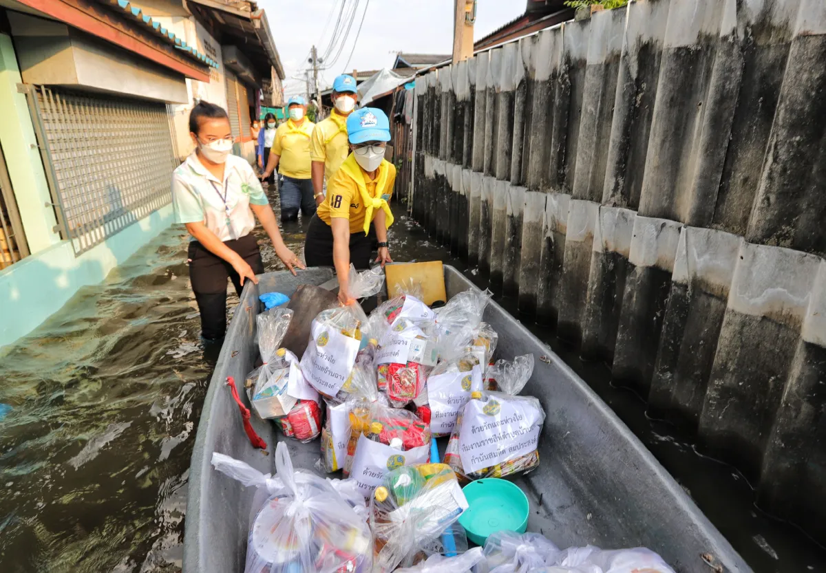 ระทึก!แม่น้ำเจ้าพระยาล้นตลิ่งหลายพื้นที่เมืองปทุมฯเริ่มปริ่มน้ำ