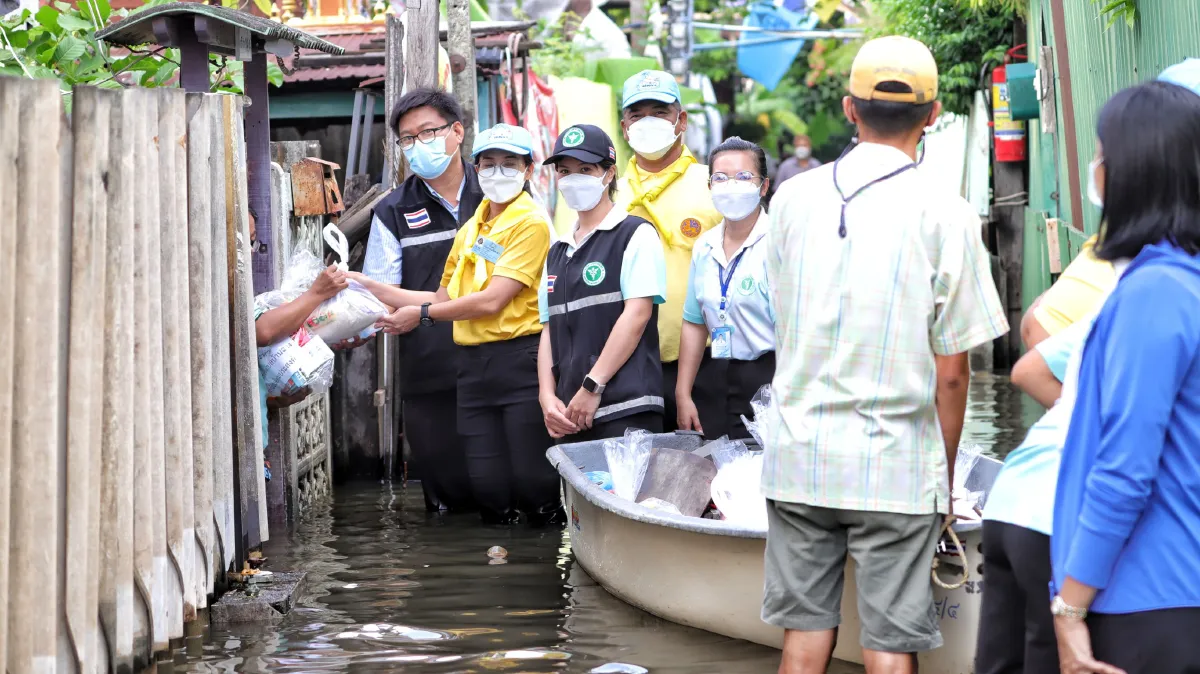 ระทึก!แม่น้ำเจ้าพระยาล้นตลิ่งหลายพื้นที่เมืองปทุมฯเริ่มปริ่มน้ำ