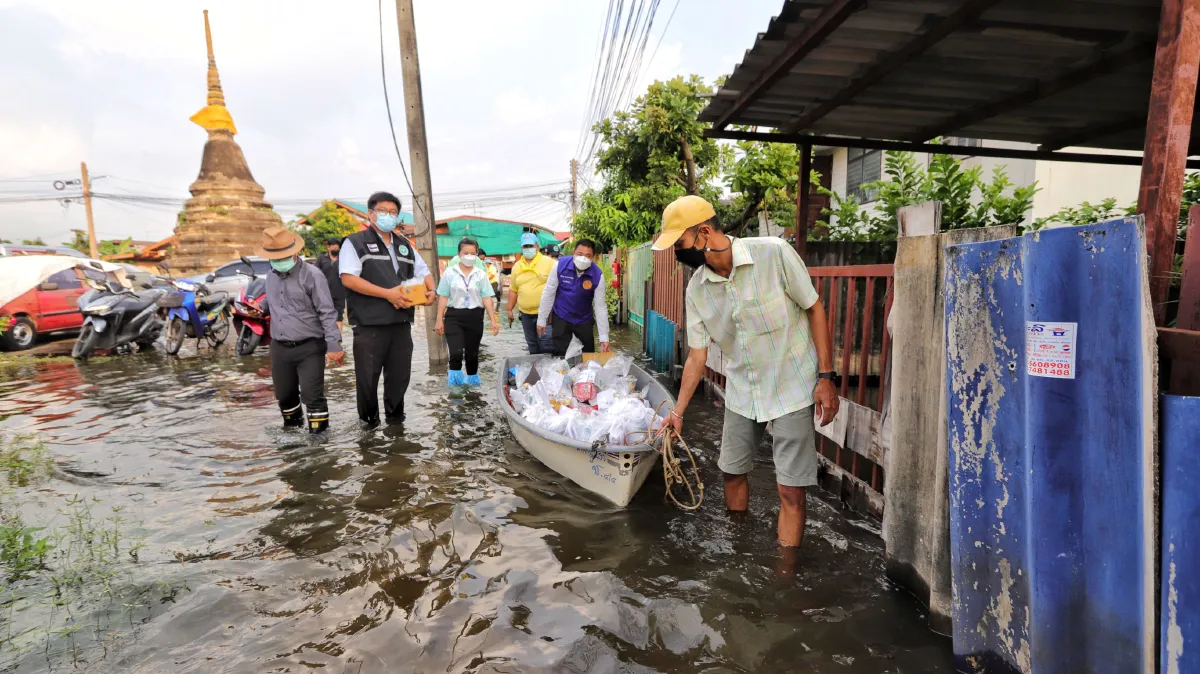 ระทึก!แม่น้ำเจ้าพระยาล้นตลิ่งหลายพื้นที่เมืองปทุมฯเริ่มปริ่มน้ำ