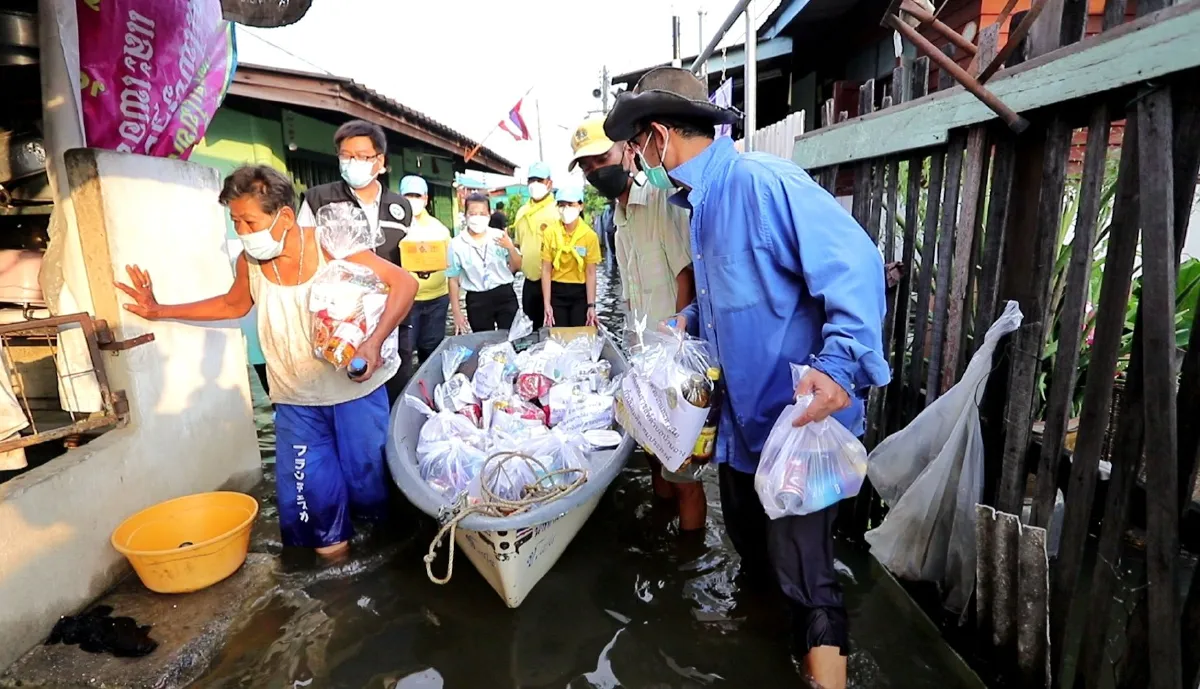 ระทึก!แม่น้ำเจ้าพระยาล้นตลิ่งหลายพื้นที่เมืองปทุมฯเริ่มปริ่มน้ำ