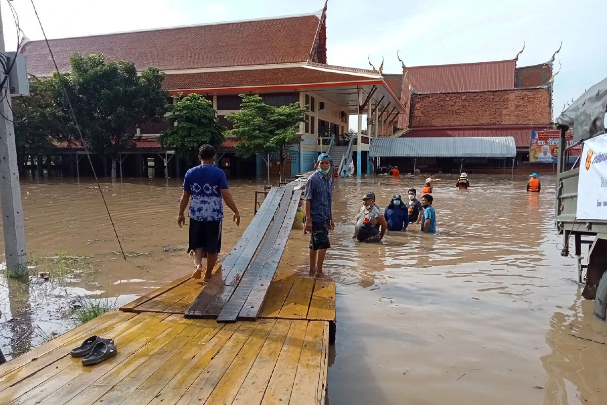 ชมคลิป แรงดันแม่น้ำเจ้าพระยา ทะลักพังเขื่อนกั้นวัดจุฬามณี